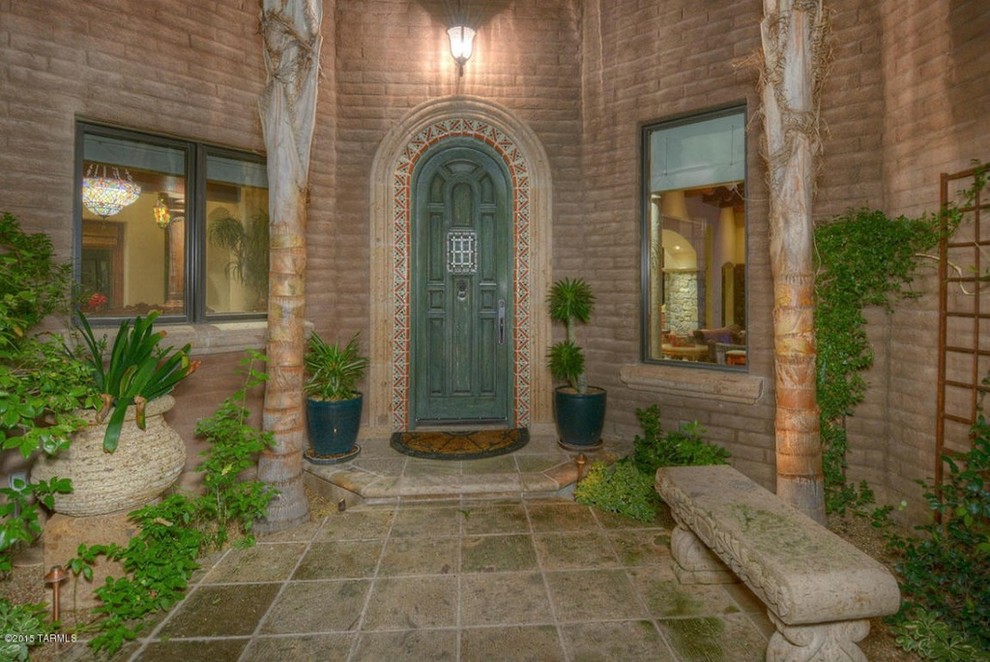Ejemplo de puerta principal rústica pequeña con paredes marrones, puerta simple y puerta verde