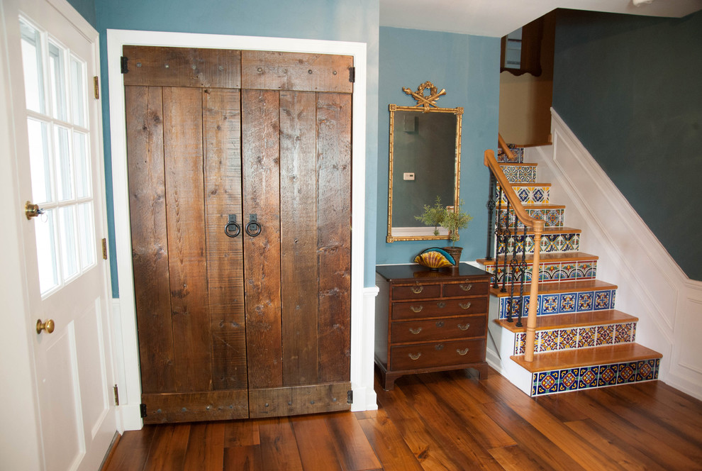 Foto de distribuidor de estilo americano pequeño con suelo de madera en tonos medios, paredes azules, puerta simple y puerta blanca