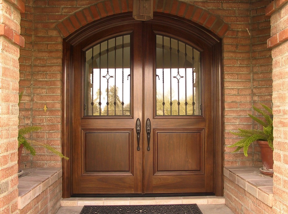 Пример оригинального дизайна: большая входная дверь в классическом стиле с оранжевыми стенами, полом из терракотовой плитки, двустворчатой входной дверью и входной дверью из дерева среднего тона