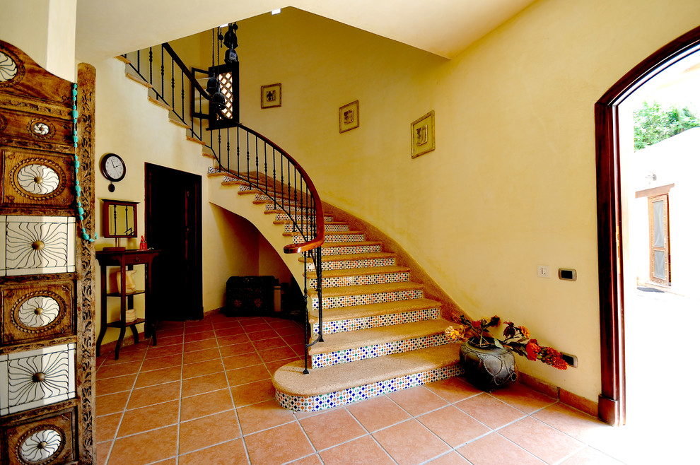 Foto di un grande ingresso stile marinaro con pareti beige, pavimento con piastrelle in ceramica, una porta singola, una porta marrone e pavimento multicolore