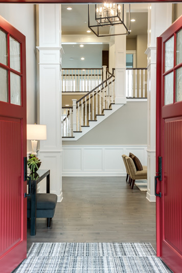 Источник вдохновения для домашнего уюта: входная дверь среднего размера в классическом стиле с бежевыми стенами, темным паркетным полом, двустворчатой входной дверью и красной входной дверью