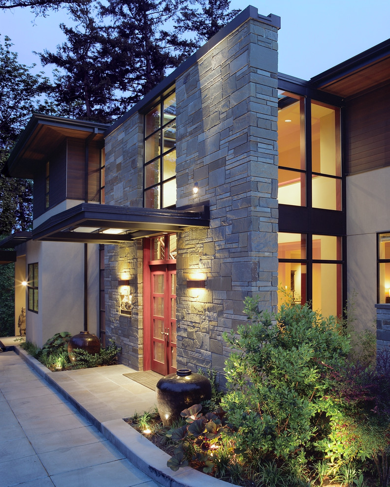 Photo of a contemporary entrance in Seattle.