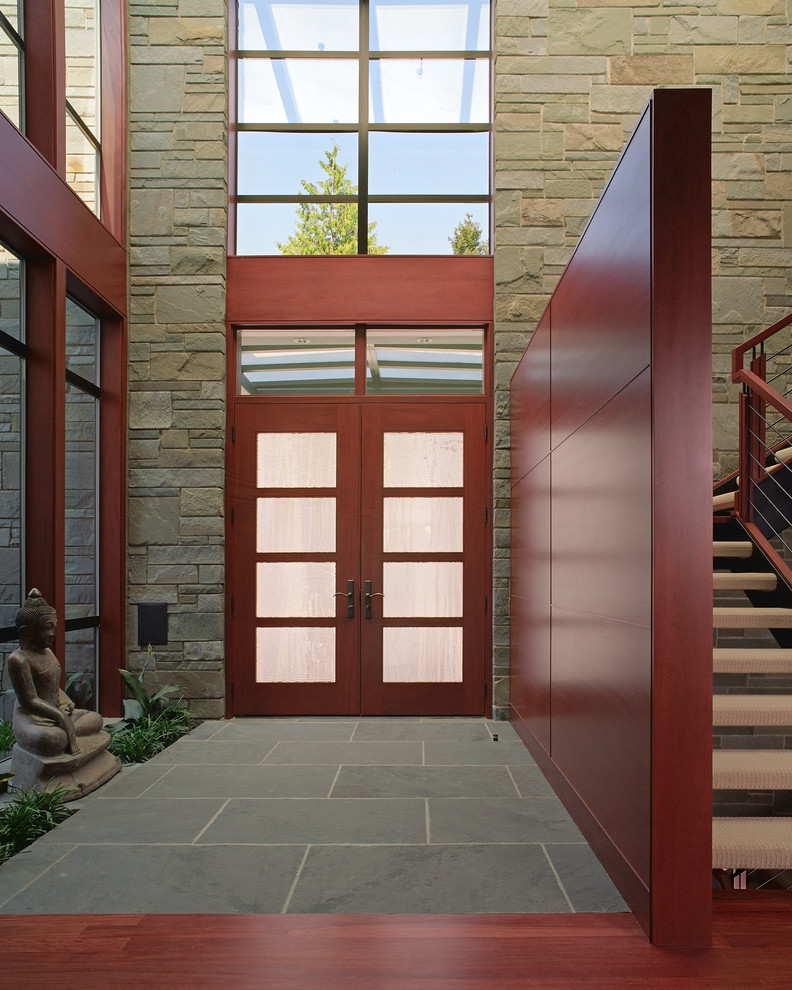 Modernes Foyer mit Doppeltür und Haustür aus Glas in Seattle