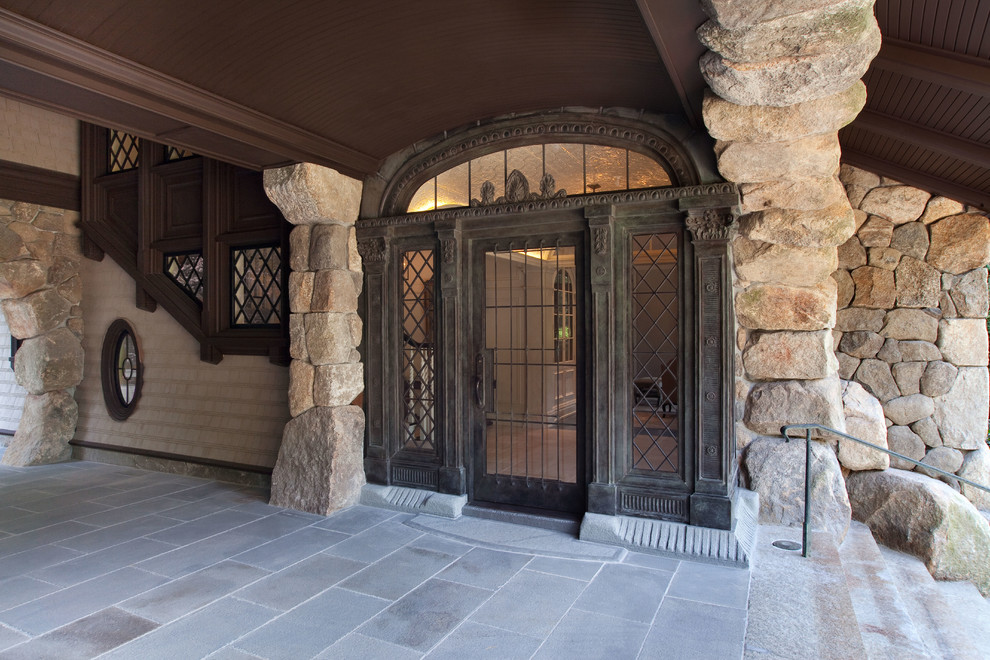 Пример оригинального дизайна: огромная входная дверь в стиле кантри с одностворчатой входной дверью и стеклянной входной дверью