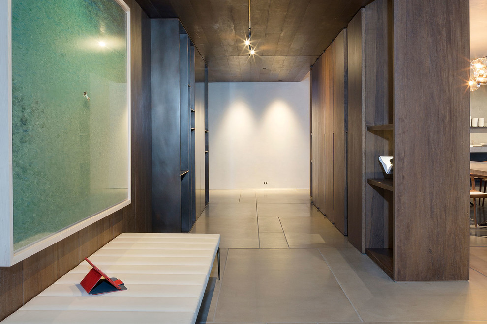 Idee per un ingresso design di medie dimensioni con pareti marroni, una porta in legno scuro, pavimento in gres porcellanato e pavimento beige