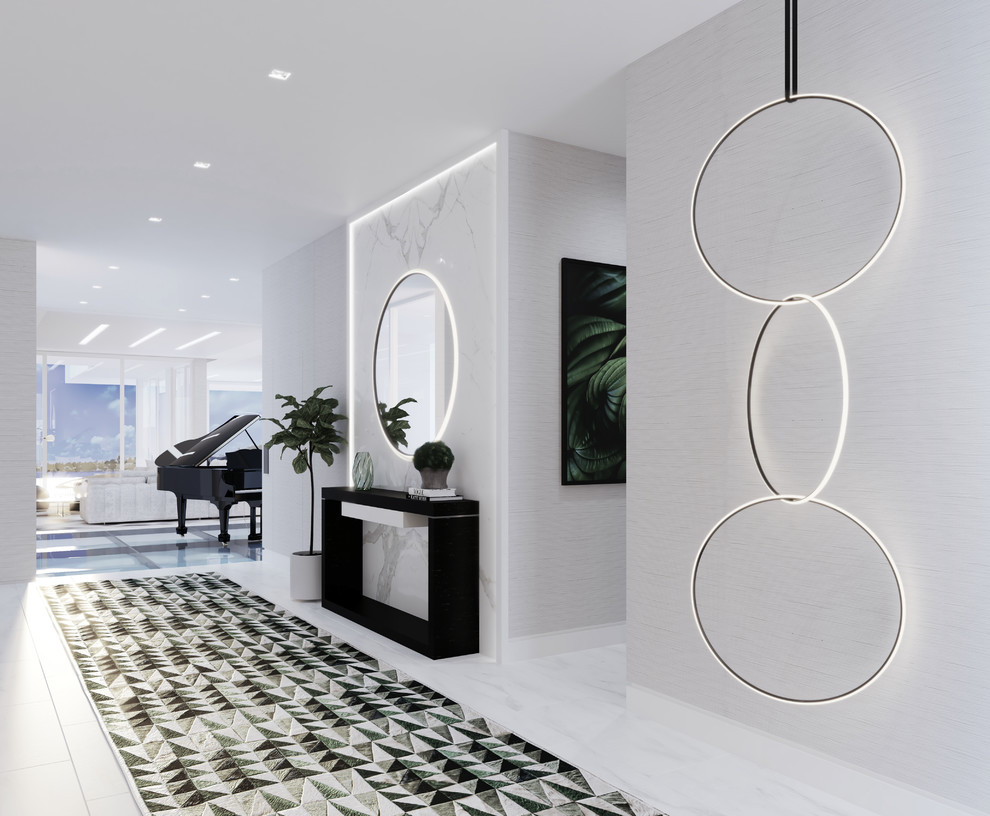 Mittelgroßes Modernes Foyer mit grauer Wandfarbe, Marmorboden, Klöntür, heller Holzhaustür und weißem Boden in Miami
