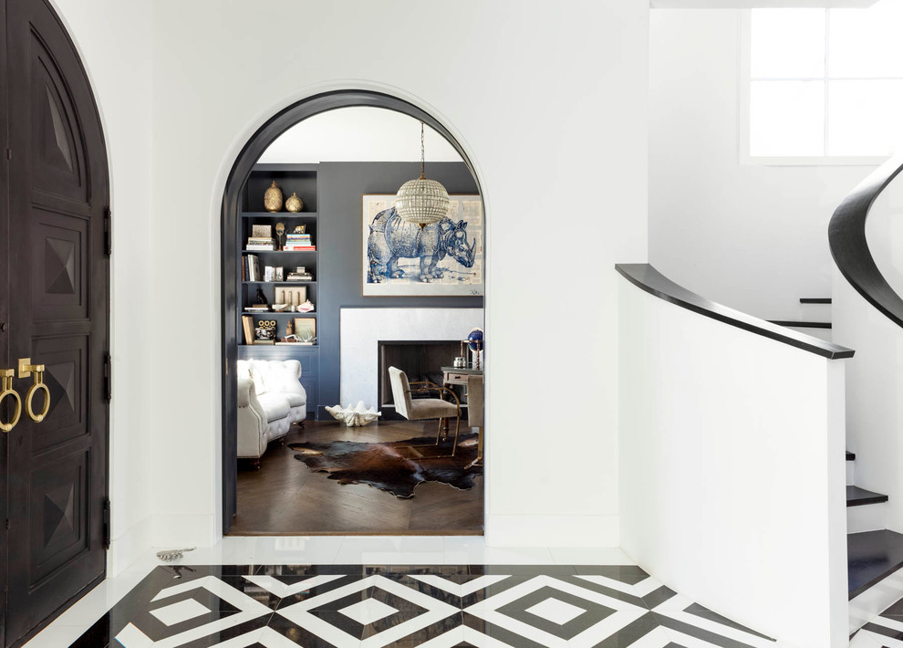 Stilmix Foyer mit weißer Wandfarbe, Marmorboden und Doppeltür in Dallas