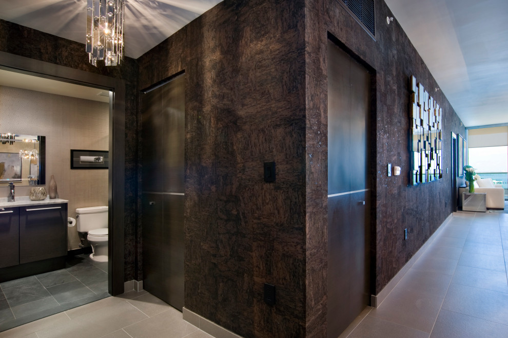 Пример оригинального дизайна: узкая прихожая среднего размера в стиле модернизм с коричневыми стенами, полом из керамогранита, двустворчатой входной дверью, входной дверью из темного дерева, серым полом и обоями на стенах