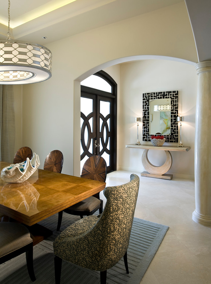 Exemple d'une salle à manger méditerranéenne de taille moyenne avec un mur beige, un sol en travertin et un sol beige.