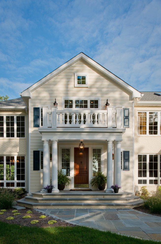Große Klassische Haustür mit beiger Wandfarbe, Betonboden, Einzeltür, dunkler Holzhaustür und buntem Boden in Baltimore