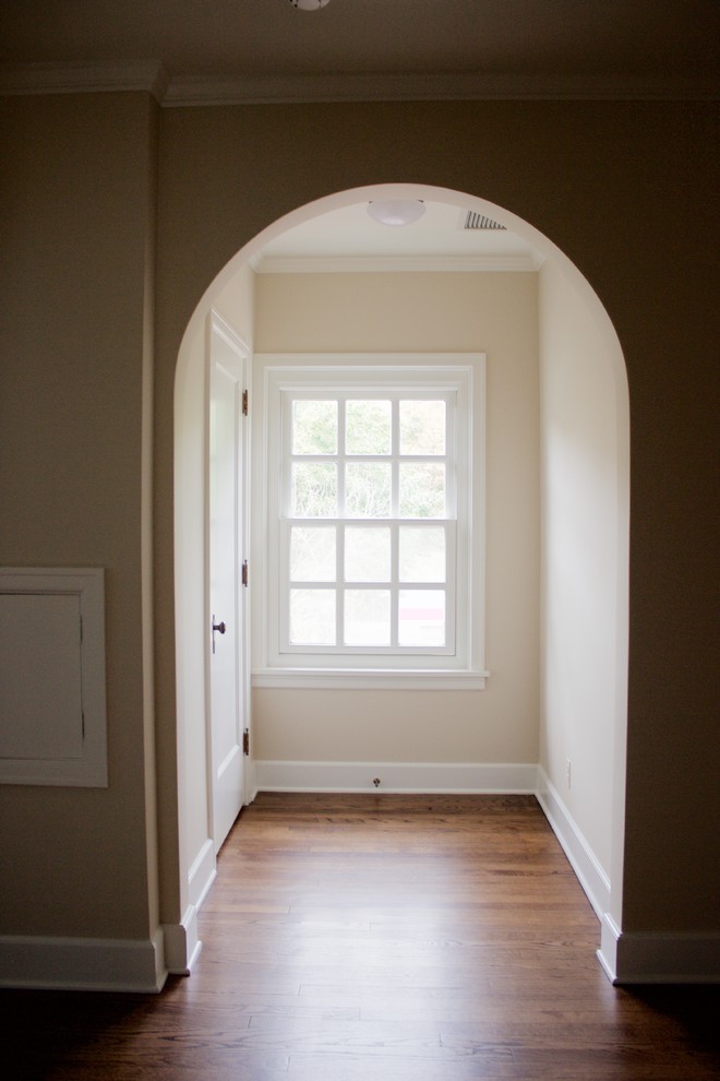 Idéer för en mellanstor amerikansk ingång och ytterdörr, med beige väggar, mörkt trägolv, en enkeldörr och en vit dörr