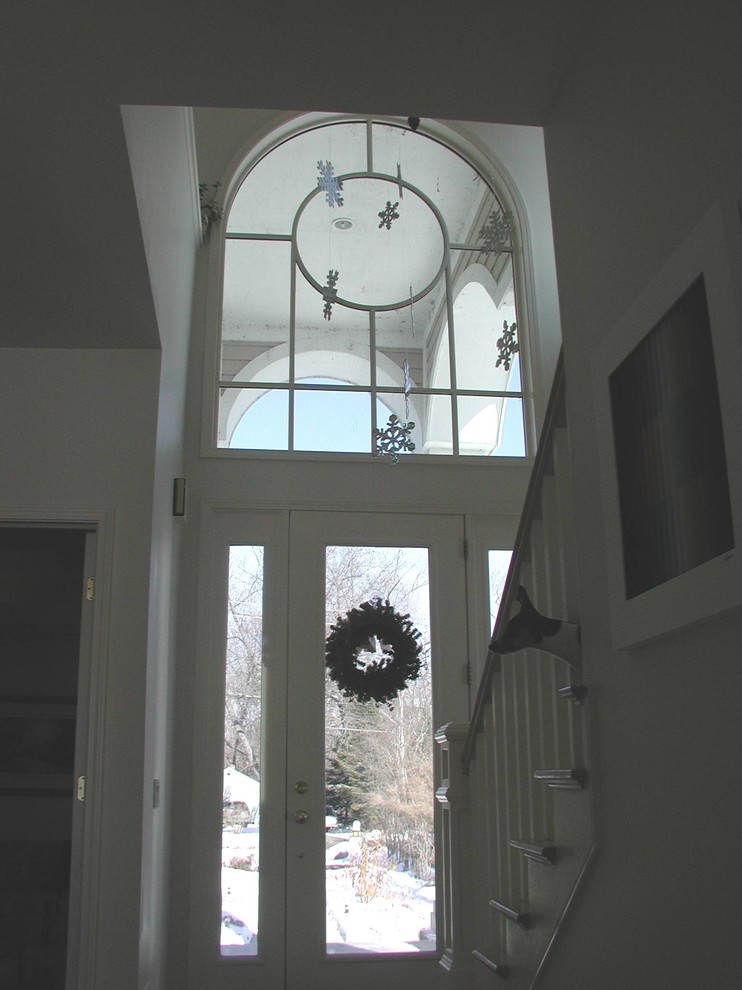 Klassische Haustür mit weißer Wandfarbe, Keramikboden, Einzeltür und weißer Haustür in Detroit