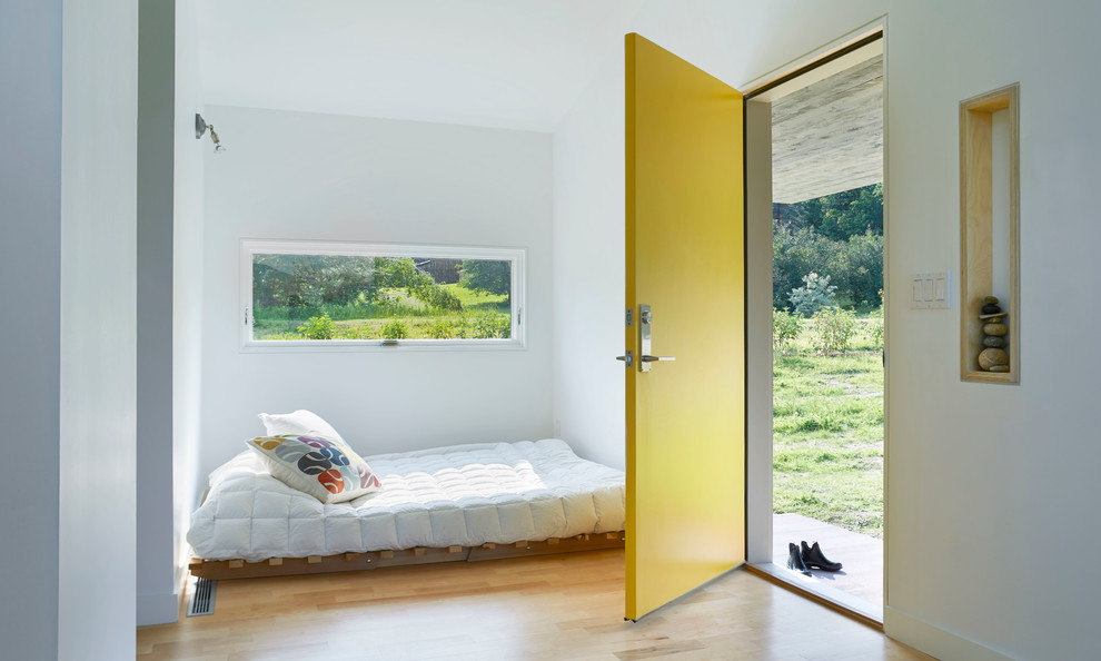 На фото: маленькая узкая прихожая в современном стиле с белыми стенами, одностворчатой входной дверью, желтой входной дверью и светлым паркетным полом для на участке и в саду с