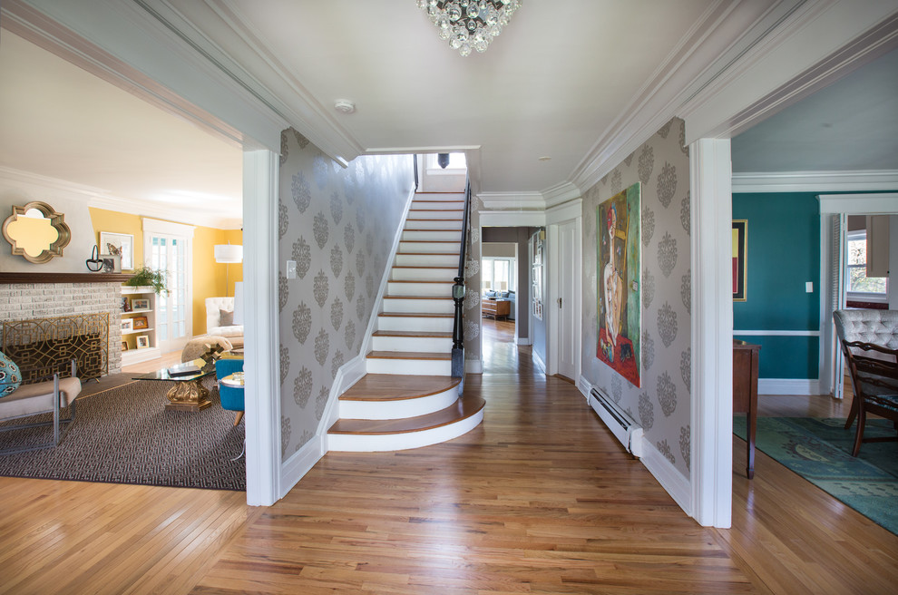 Aménagement d'une entrée éclectique de taille moyenne avec un couloir, un mur gris, un sol en bois brun et un sol beige.