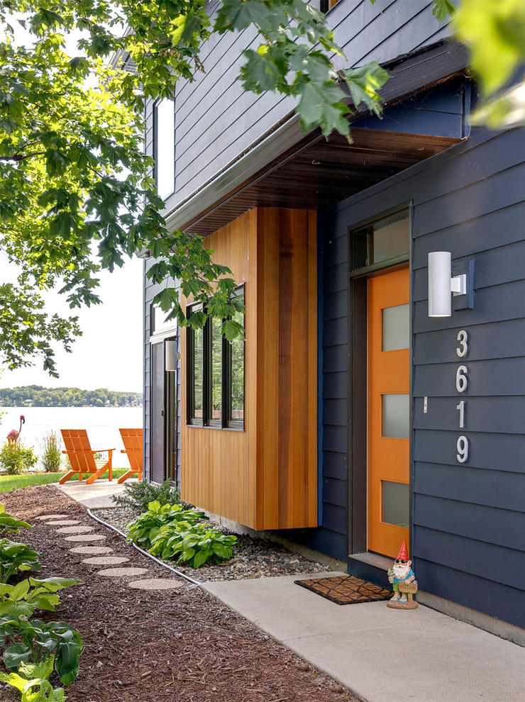 Foto de entrada contemporánea con puerta simple y puerta naranja