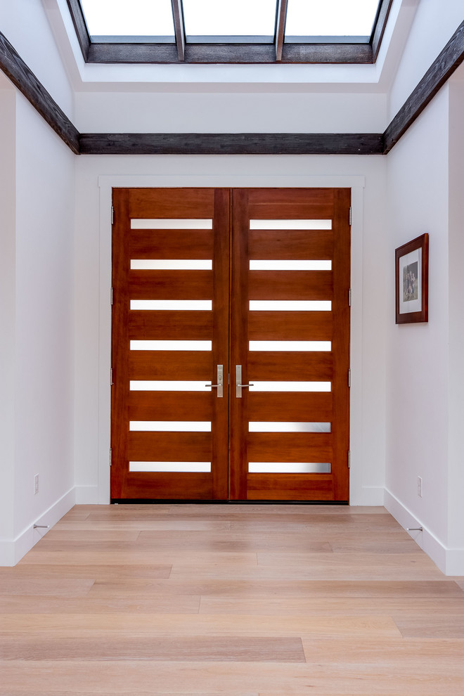 Foto de puerta principal blanca retro extra grande con paredes blancas, suelo de madera clara, puerta doble, puerta de madera en tonos medios y suelo marrón