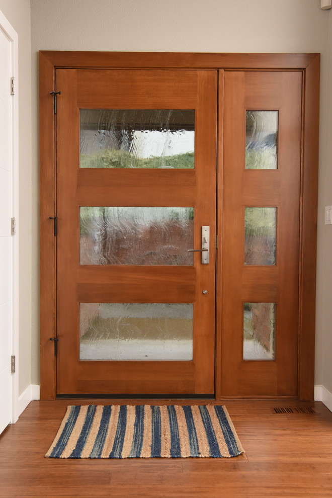Пример оригинального дизайна: прихожая в стиле ретро с одностворчатой входной дверью и стеклянной входной дверью