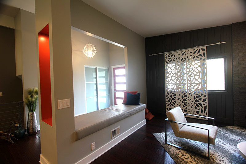 Esempio di una porta d'ingresso minimalista di medie dimensioni con pareti beige, parquet scuro, una porta singola, una porta in vetro e pavimento marrone