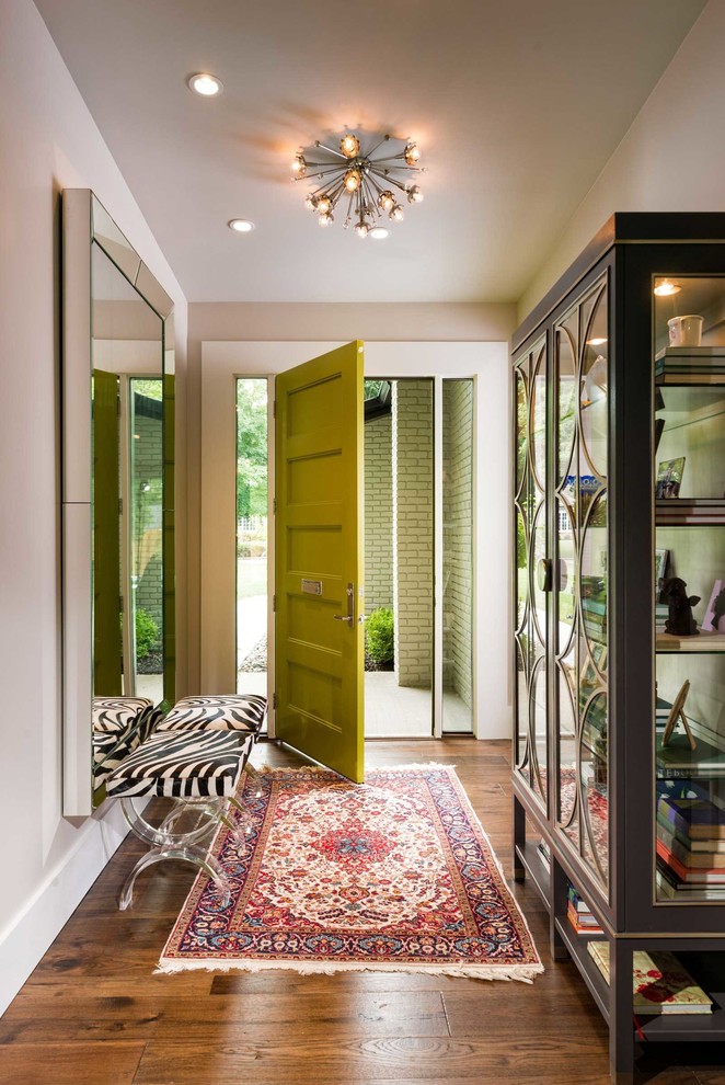Источник вдохновения для домашнего уюта: узкая прихожая среднего размера в стиле неоклассика (современная классика) с паркетным полом среднего тона, одностворчатой входной дверью, зеленой входной дверью и бежевыми стенами