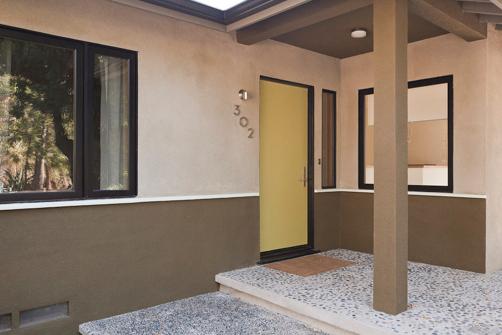 Источник вдохновения для домашнего уюта: входная дверь среднего размера в стиле модернизм с бежевыми стенами, одностворчатой входной дверью и желтой входной дверью