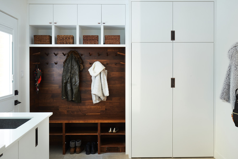 На фото: тамбур среднего размера со шкафом для обуви в стиле ретро с белыми стенами, полом из керамогранита и серым полом