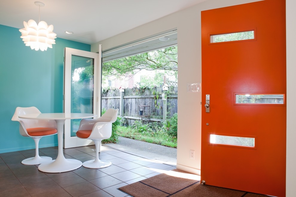 Inspiration för en 50 tals entré, med en enkeldörr och en orange dörr