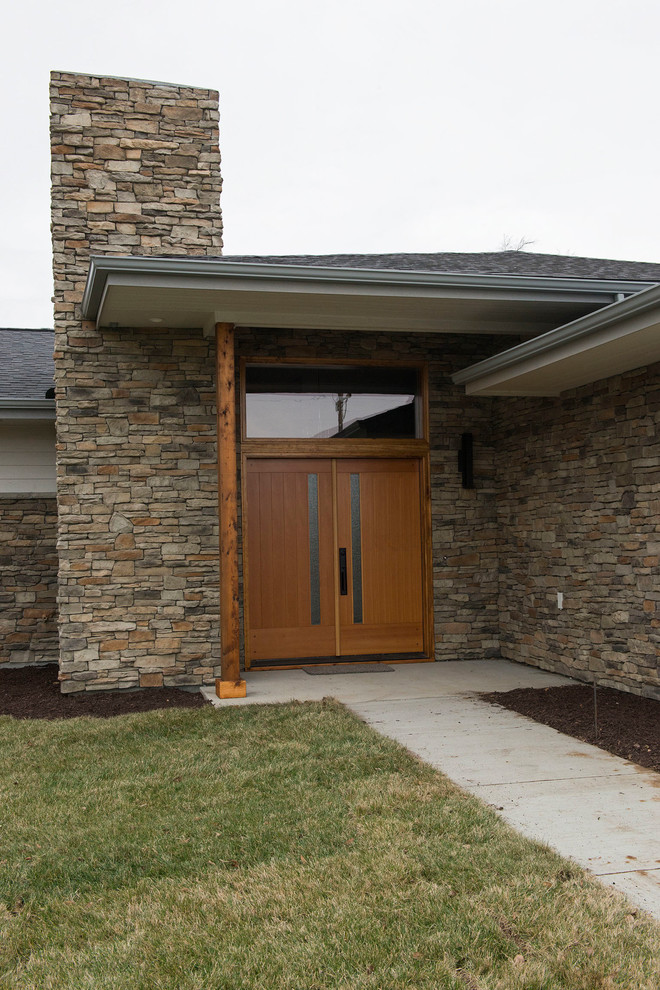 Immagine di una porta d'ingresso minimalista con una porta a due ante e una porta in legno bruno