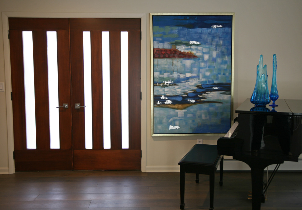 Immagine di un ingresso minimalista di medie dimensioni con pareti grigie, pavimento in legno massello medio, una porta a due ante, una porta in legno bruno e pavimento grigio