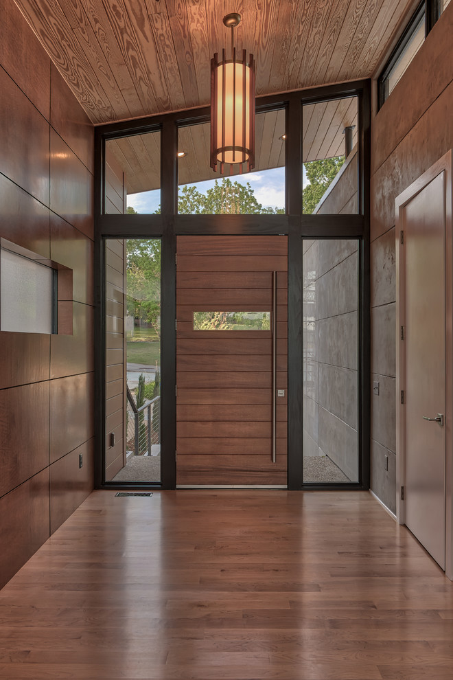 Modelo de distribuidor retro de tamaño medio con paredes grises, suelo de madera clara, puerta simple y puerta de madera en tonos medios