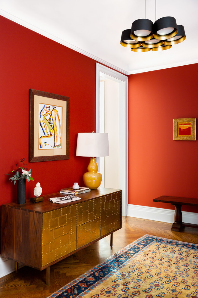 ニューヨークにある高級な中くらいなミッドセンチュリースタイルのおしゃれな玄関ロビー (赤い壁、無垢フローリング、茶色い床) の写真