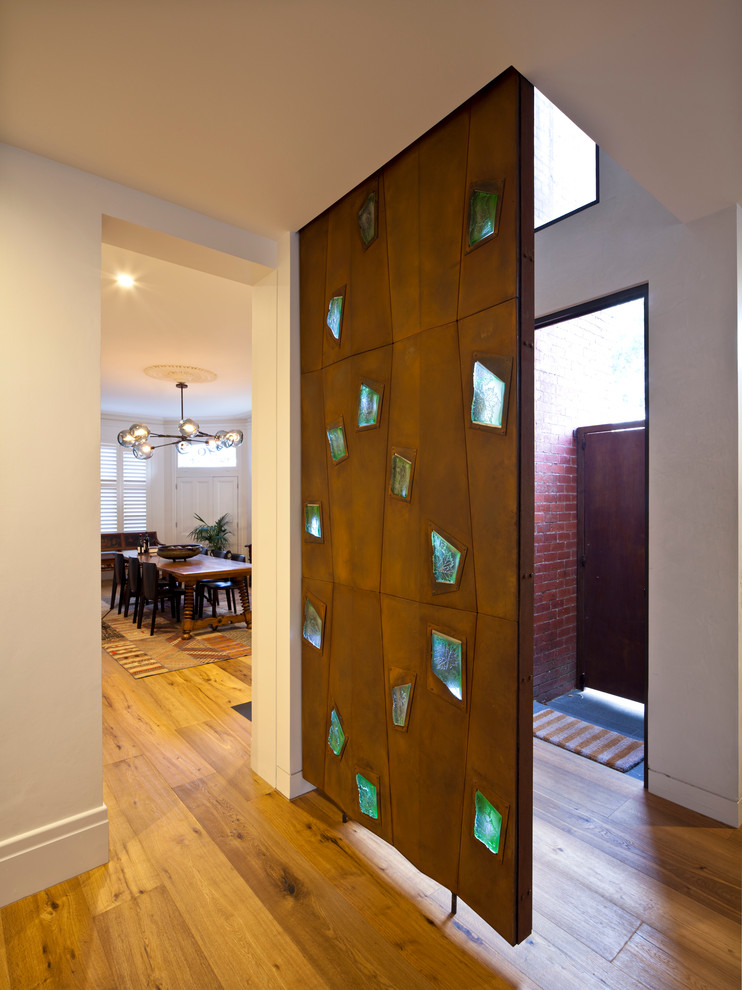Идея дизайна: фойе среднего размера в морском стиле с серебряными стенами, паркетным полом среднего тона, одностворчатой входной дверью и металлической входной дверью