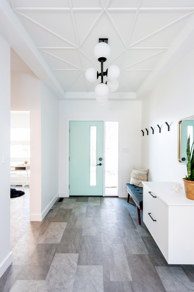Idee per una grande porta d'ingresso minimal con pareti bianche, pavimento in vinile, una porta singola, una porta verde e pavimento grigio