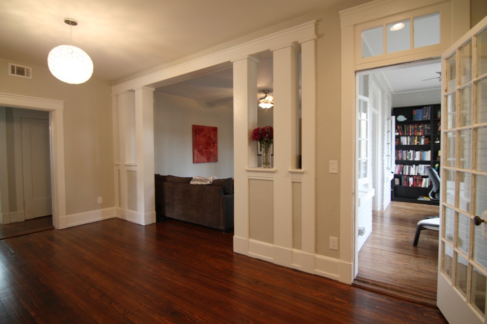 Aménagement d'un hall d'entrée craftsman de taille moyenne avec un mur gris et un sol en bois brun.