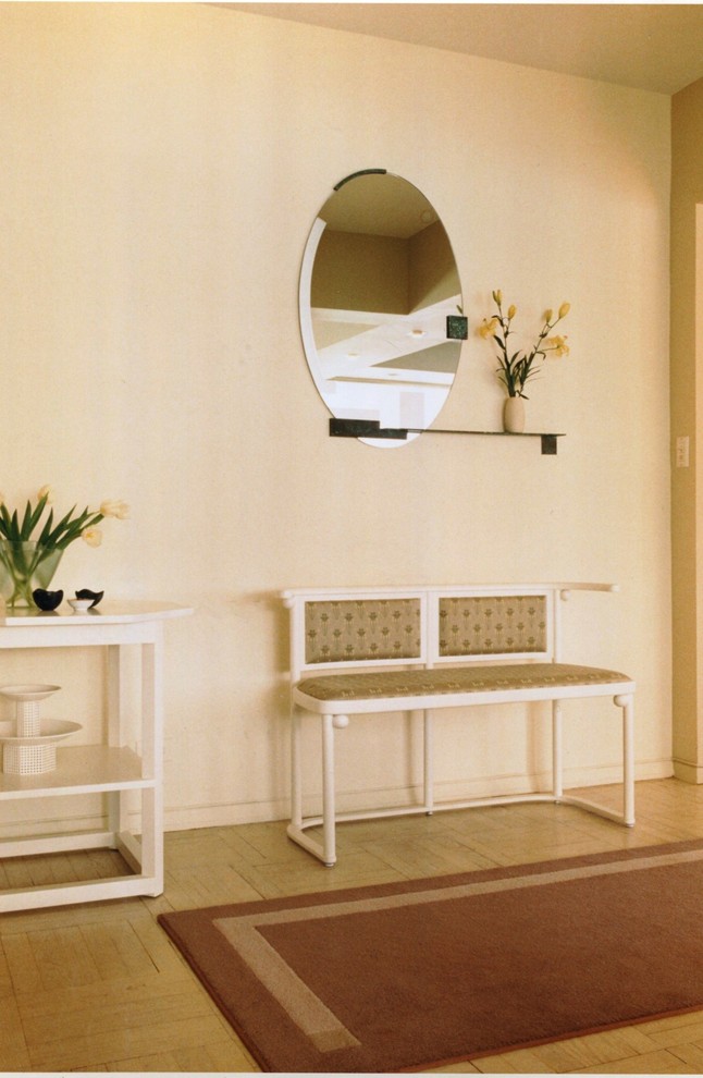 Geräumiges Modernes Foyer mit beiger Wandfarbe, hellem Holzboden und beigem Boden in New York