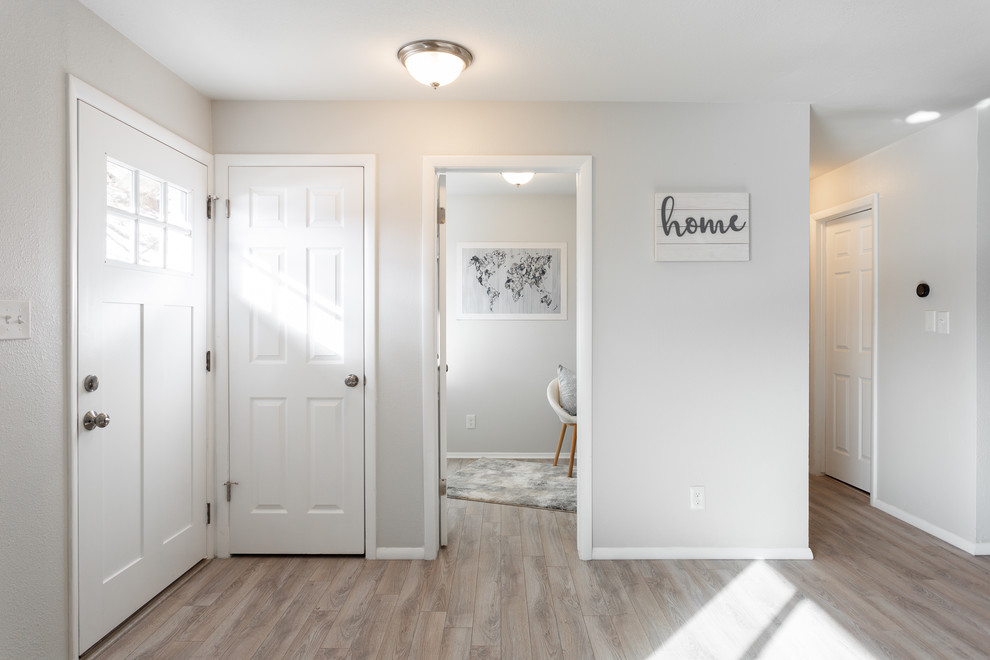 Inspiration pour une porte d'entrée minimaliste de taille moyenne avec un mur gris, un sol en carrelage de céramique, une porte simple, une porte blanche et un sol beige.