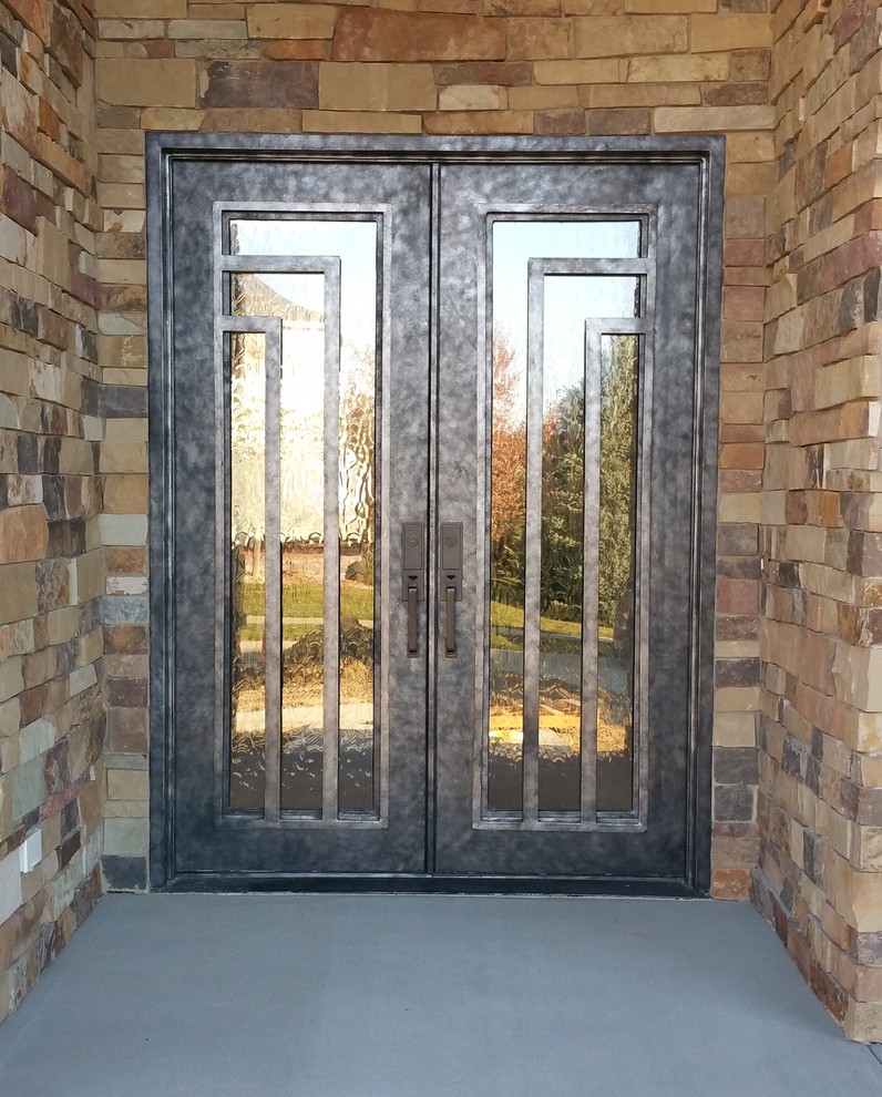 Imagen de puerta principal grande con puerta doble y puerta metalizada