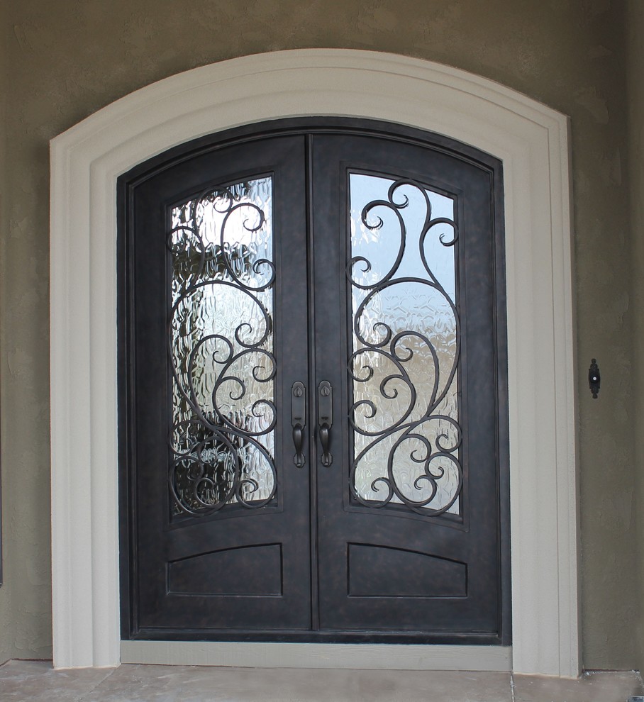 Réalisation d'une porte d'entrée de taille moyenne avec une porte double et une porte métallisée.