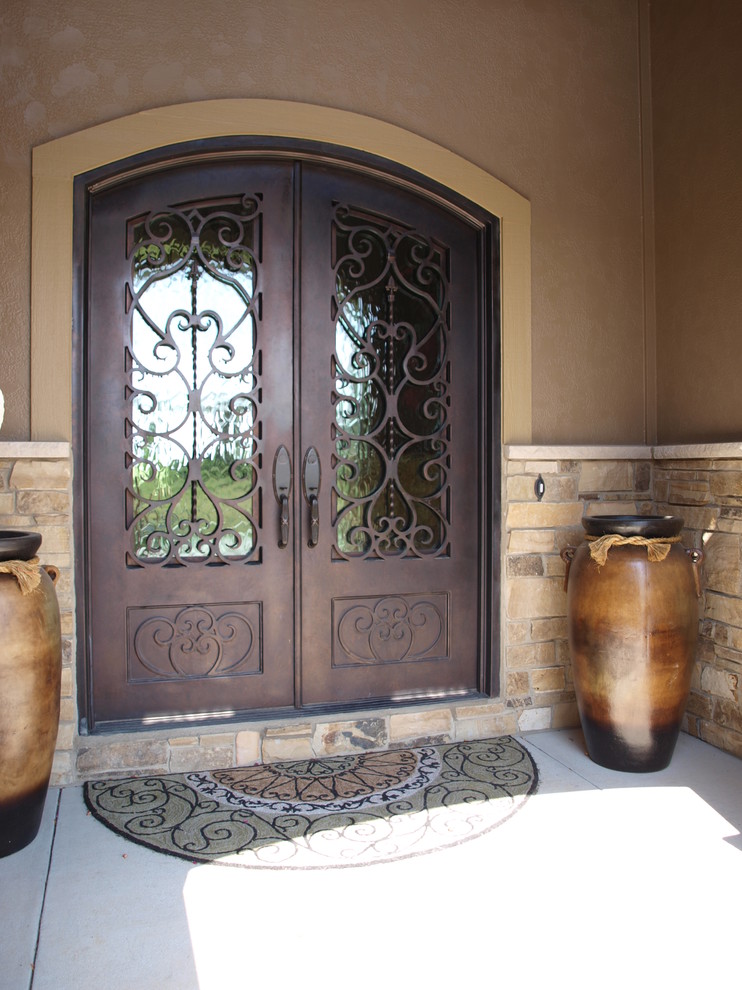 Idées déco pour une porte d'entrée de taille moyenne avec une porte double et une porte marron.