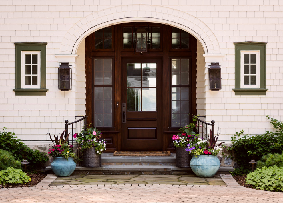 Источник вдохновения для домашнего уюта: входная дверь в стиле кантри с одностворчатой входной дверью и входной дверью из темного дерева