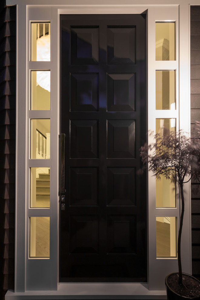 На фото: входная дверь в морском стиле с одностворчатой входной дверью и черной входной дверью
