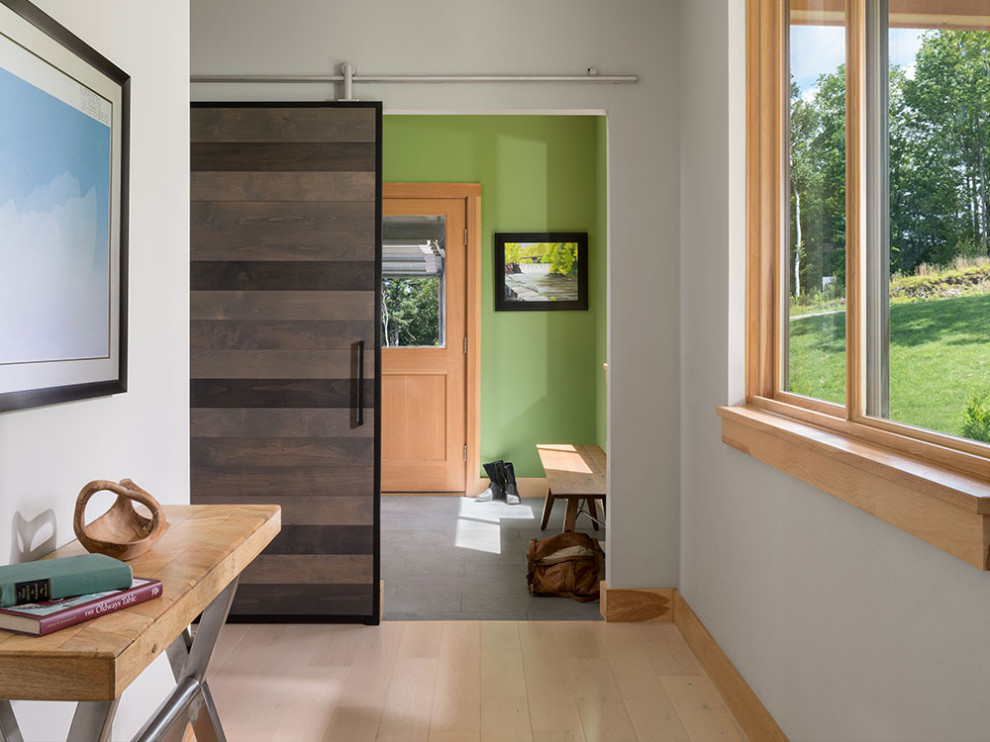 Свежая идея для дизайна: узкая прихожая среднего размера в стиле кантри с зелеными стенами, одностворчатой входной дверью и входной дверью из светлого дерева - отличное фото интерьера