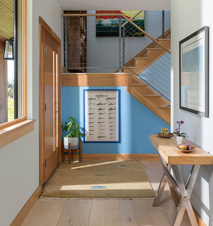 На фото: тамбур среднего размера в стиле кантри с синими стенами, одностворчатой входной дверью и входной дверью из светлого дерева