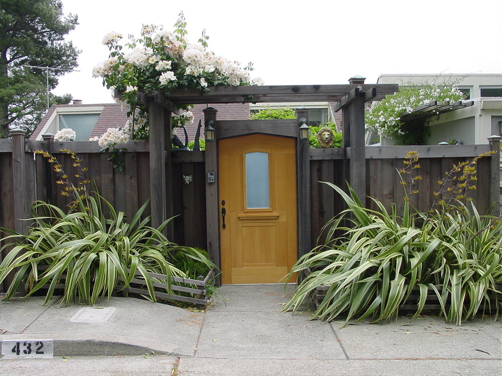 Aménagement d'une porte d'entrée contemporaine de taille moyenne avec une porte simple.