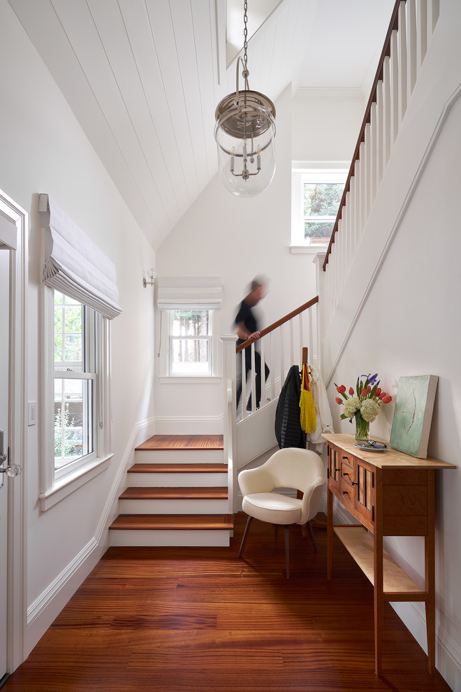 Inspiration pour un hall d'entrée craftsman de taille moyenne avec un mur blanc, un sol en bois brun, une porte simple et un sol marron.