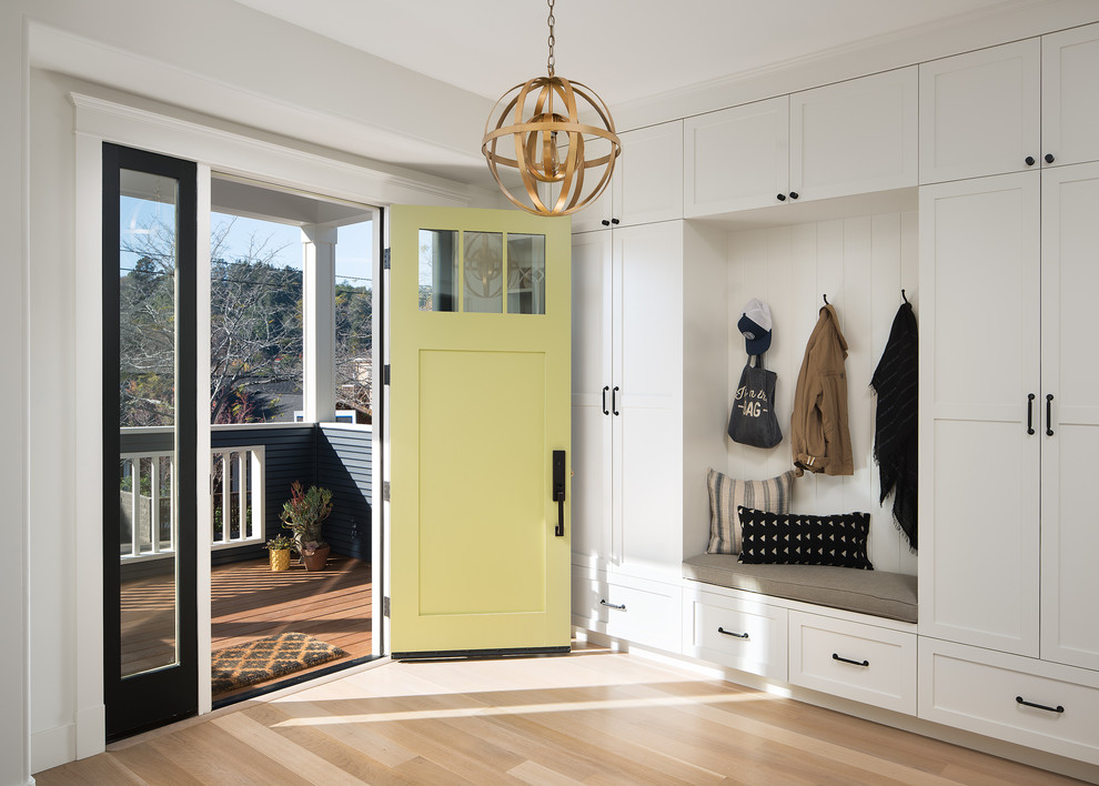Стильный дизайн: узкая прихожая в стиле неоклассика (современная классика) с белыми стенами, светлым паркетным полом, одностворчатой входной дверью, желтой входной дверью и бежевым полом - последний тренд