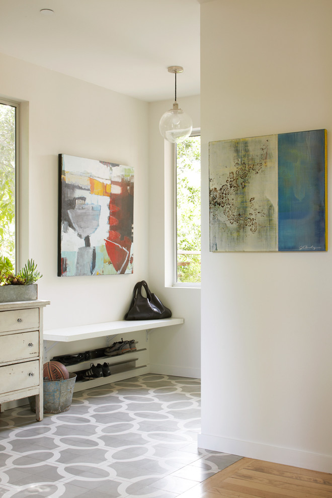 Foto de entrada minimalista con paredes blancas y suelo de madera pintada