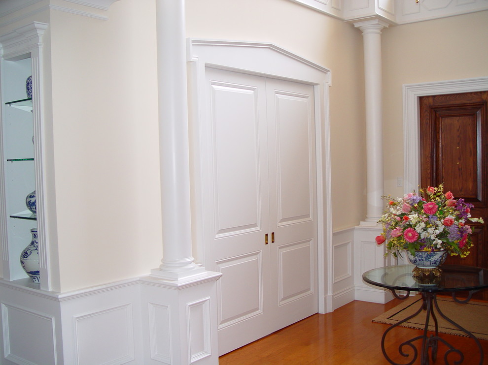 Foto de puerta principal tradicional grande con paredes beige, suelo de madera en tonos medios, puerta doble, puerta de madera en tonos medios y suelo marrón
