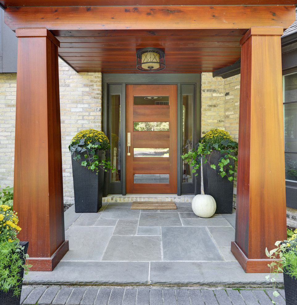 Imagen de puerta principal contemporánea de tamaño medio con puerta simple, suelo de pizarra, puerta de madera en tonos medios y suelo gris