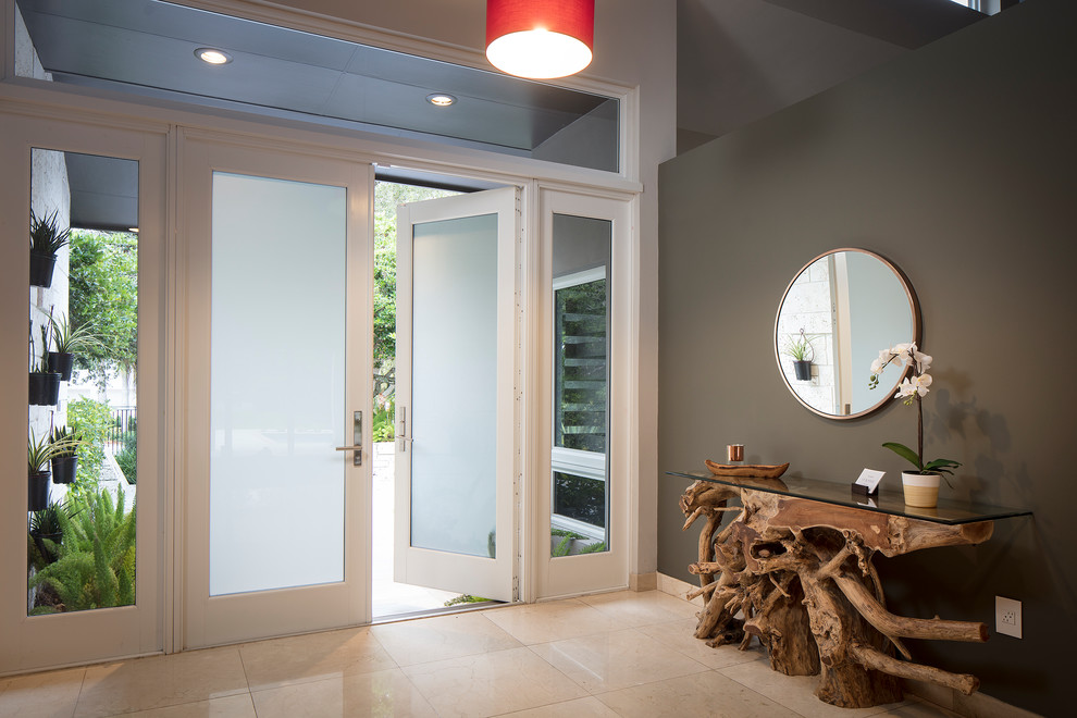 Ispirazione per un ingresso minimalista di medie dimensioni con pareti marroni, pavimento in marmo, una porta a due ante, una porta bianca e pavimento beige
