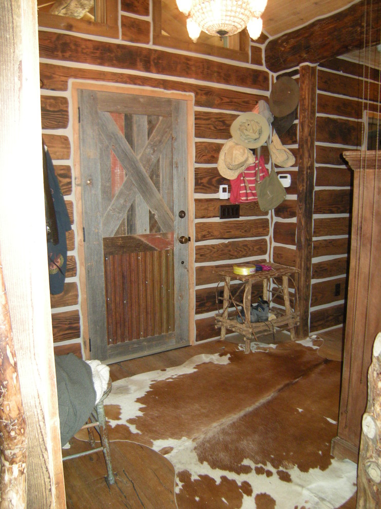 На фото: маленькая входная дверь в стиле рустика с коричневыми стенами, паркетным полом среднего тона, одностворчатой входной дверью и коричневой входной дверью для на участке и в саду с